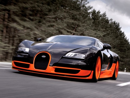 Bugatti Chiron c максимальной скоростью до 420 км/ ч.
